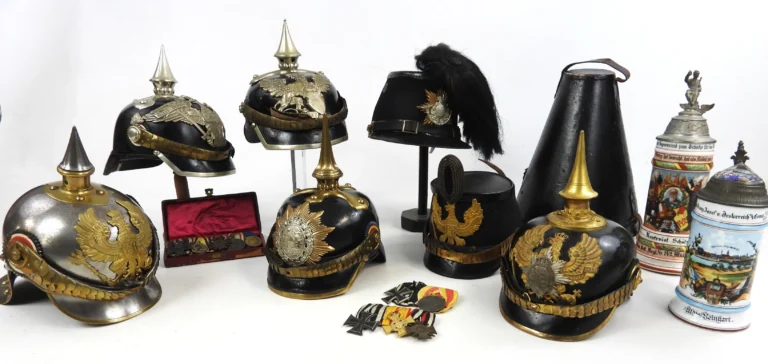 Belle vente de Militaria 1872-1945: Documents, insignes, coiffures, uniformes, équipements, armement